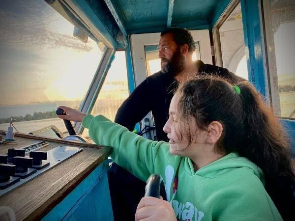 <p>Samsun’un Çarşamba ilçesinde balıkçı Musa Arslan (43), çalınan ve 1 gün sonra Giresun açıklarında batık halde bulduğu teknesini 3 ayda onararak suya indirdi. </p>
