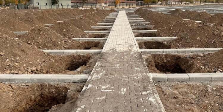 <p>Mezarlıkta kazma küreklerle çalışarak kepçenin açtığı mezarları düzelten işçilerden Salim Uğur ise, <strong>"Erzurum Büyükşehir Belediyesi Mezarlıklar Müdürlüğü'nde çalışıyorum. Gün boyu cenaze defni yapıyoruz. Boş kaldığımız zaman da kışa hazırlık mezar kazıyoruz. Kışın don oluyor, mezar açmak zorlaşıyor, onun için şimdiden hazırlık yapıyoruz"</strong> dedi.</p>