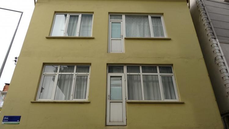<p>Ordu'da Karadeniz fıkrası gibi apartman görenleri şaşkına çeviriyor. Balkon kapılarının olduğu ancak bir balkonun bulunmadığı apartmanı görenler dönüp bir kere daha bakıyor.</p>
