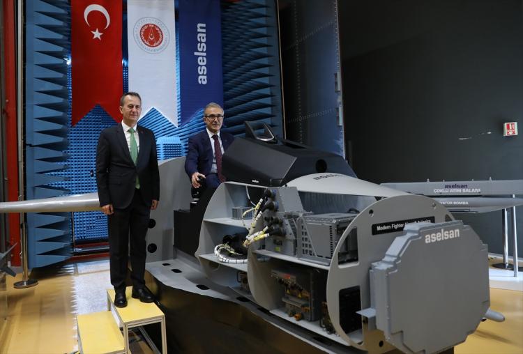 <p>Cumhurbaşkanlığı Savunma Sanayii Başkanı İsmail Demir, F-16'ların modernize edilmesinde kullanılacak olan Aktif Dizin Taramalı Radar'ın (AESA) kısa süre içinde Akıncı'ya takılacağını bildirdi.</p>
