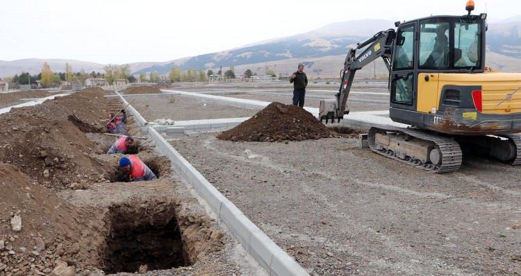 <p>Ağır kış şartlarının yaşandığı Doğu Anadolu Bölgesi'nde kış mevsimiyle birlikte mezar kazımı da büyük bir sorun oluşturuyor. </p>
