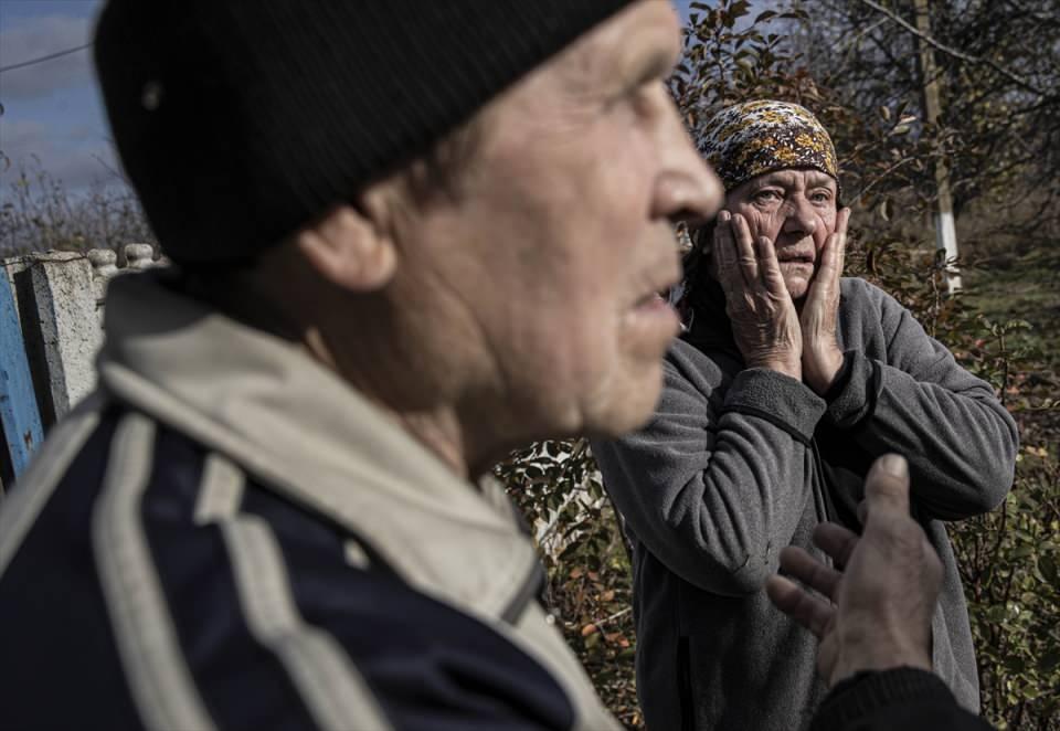<p>Ukrayna ile Rus orduları arasında yaşanan sıcak çatışmalar sonucu ağır yıkımların oluştuğu köyleri, sivillerin kısmen veya tamamen terk etmek zorunda kaldığı görülüyor.</p>
<p> </p>