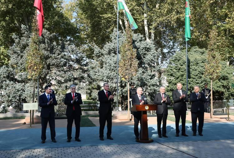 <p>Aliyev, TDT Devlet Başkanları 9'uncu Zirvesi'nde yaptığı konuşmada, TDT üyesi ülkelerle ilişkilerin tüm alanlarda pekiştirilmesinin Azerbaycan dış politikasının temel önceliklerinden olduğunu söyledi.</p>
