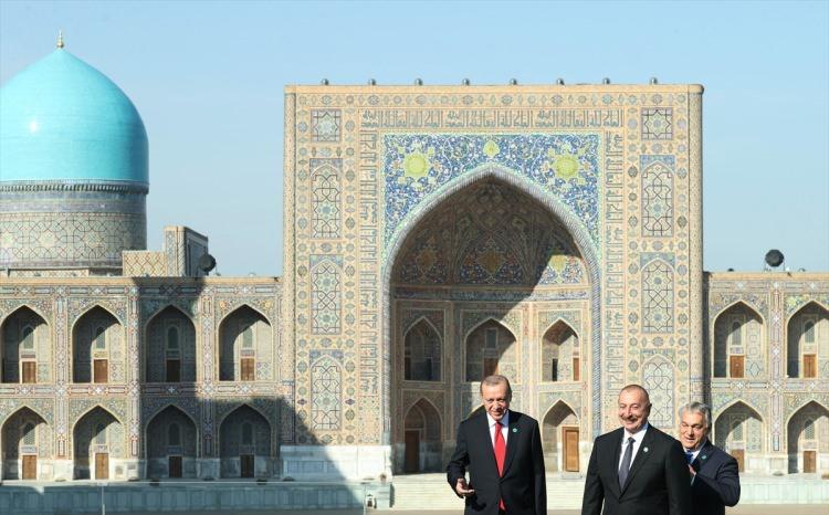 <p>Aliyev, Türk dünyasının 200 milyondan fazla insanın yaşadığı geniş coğrafyayı kapsadığını, büyük ekonomik potansiyele, enerji kaynaklarına, ulaşım hatlarına ve çağdaş askeri olanaklara sahip olduğunu vurguladı.</p>