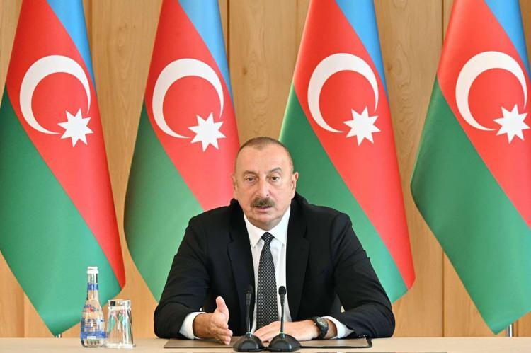 <p>Aliyev, "Azerbaycan, yurt dışında yaşayan Azerbaycanlıların hak ve özgürlüklerinin, güvenliklerinin sağlanmasına özel önem vermektedir." diyerek İran'a açık mesaj verdi.<strong>​</strong></p>
