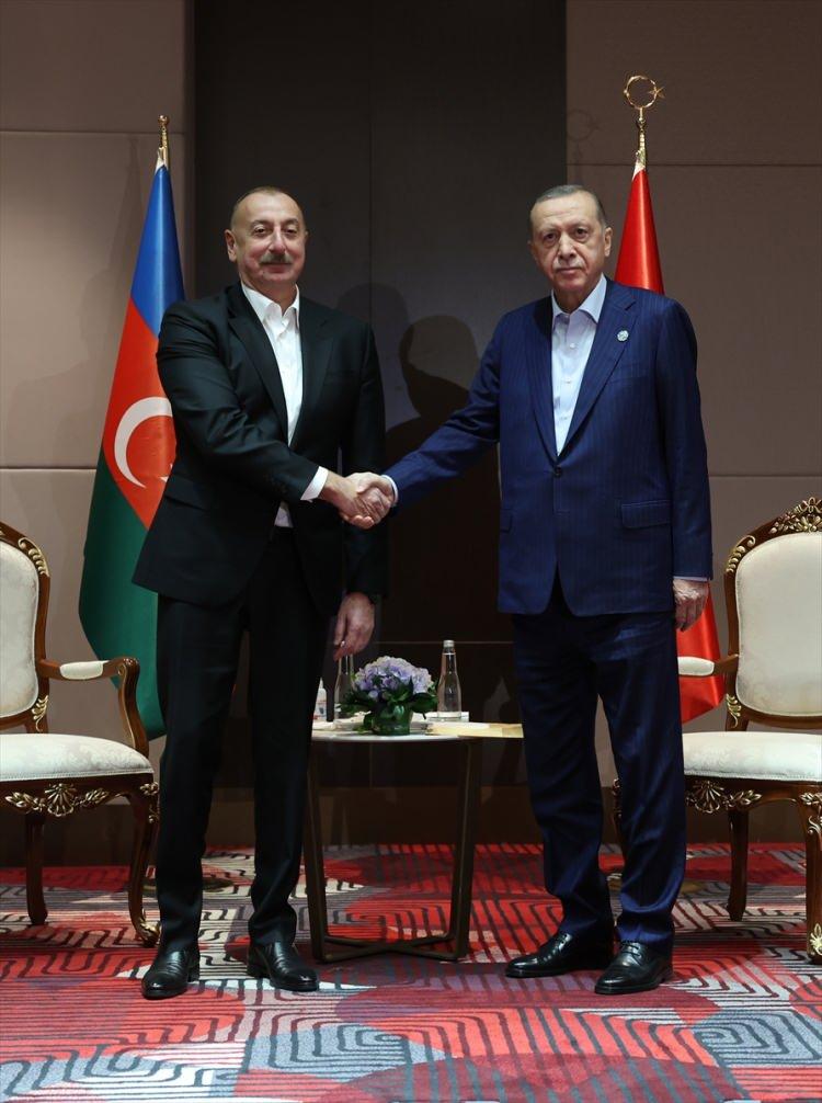 <p>Aliyev, "Siyasi, ekonomik, ticari, kültürel, ulaştırma, enerji, dijital transformasyon, tarım ve turizm alanlarının yanı sıra güvenlik, savunma ve savunma sanayi gibi alanlarda da iş birliğimizi etkinleştirmeliyiz." diye konuştu.</p>
