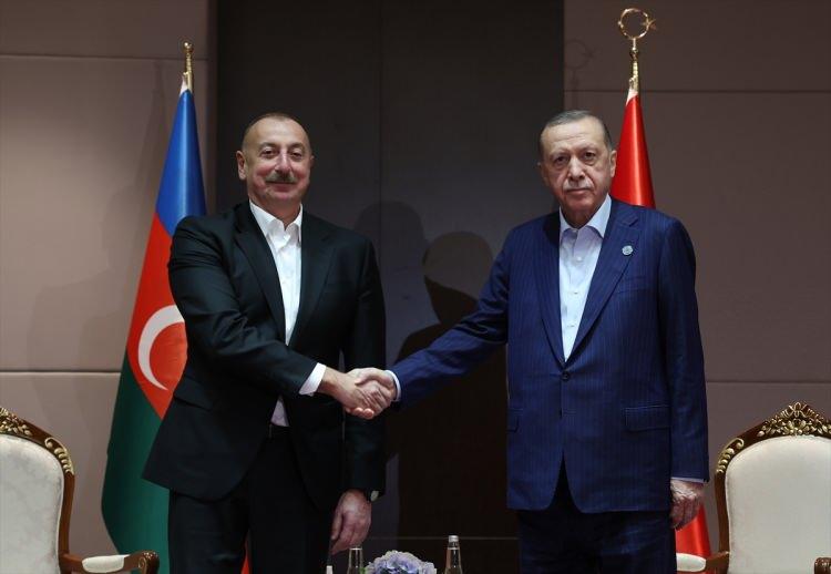 <p>Aliyev, "Genç neslin yaşadıkları ülkelerde kendi ana dillerinde eğitim alma olanakları olmalıdır. Maalesef Azerbaycan sınırları dışında yaşayan 40 milyon Azerbaycanlının büyük çoğunluğu bu olanaklardan yoksundur." dedi.</p>

