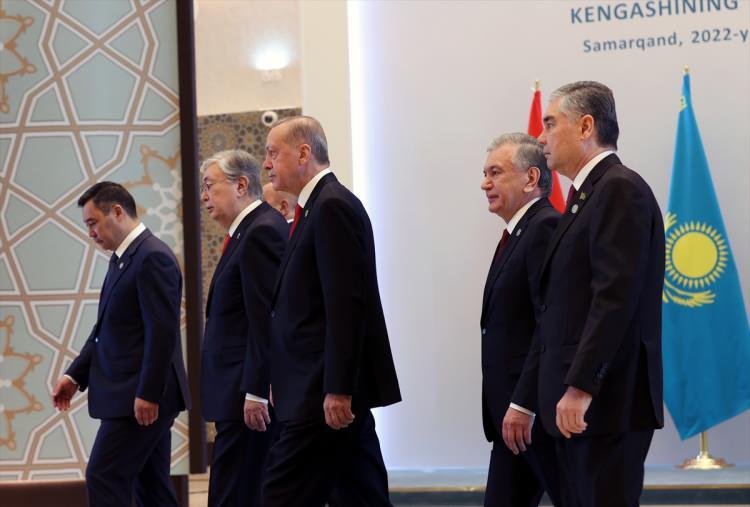 <p>Aliyev, işgalden kurtarılan bölgelerde geniş kapsamlı imar ve ihya çalışmaları yürüttüklerini, bu süreçte Türk şirketlerinin birçok projede aktif rol aldığını söyledi.</p>
