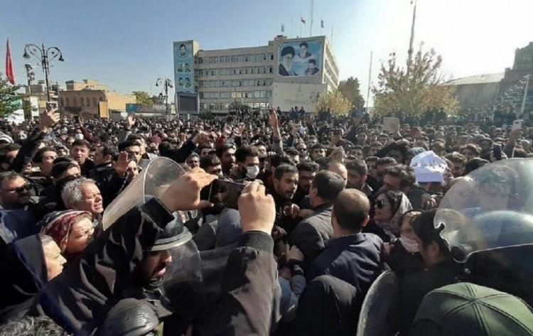 <p>Tahran'da 13 Eylül'de "ahlak polisi" olarak bilinen İrşad devriyeleri tarafından gözaltına alındıktan sonra komaya girerek hastaneye kaldırılan 22 yaşındaki Mahsa Amini'nin 16 Eylül'de yaşamını yitirmesi İran'da ülke yönetimine karşı protestolara yol açmıştı. Resmi kaynaklardan olaylarda sivillerin ve güvenlik güçlerinin öldüğüne dair açıklamalar yapılsa da ölü sayısı hakkında net bilgi verilmiyor.</p>
