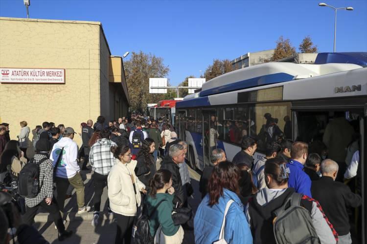 <p>Vedat Baydilli ise "<strong>İşe gitmek için metroya bindim. Arıza varmış. Buradan tekrar servise binip iş yerine gideceğim</strong>." dedi.</p>

