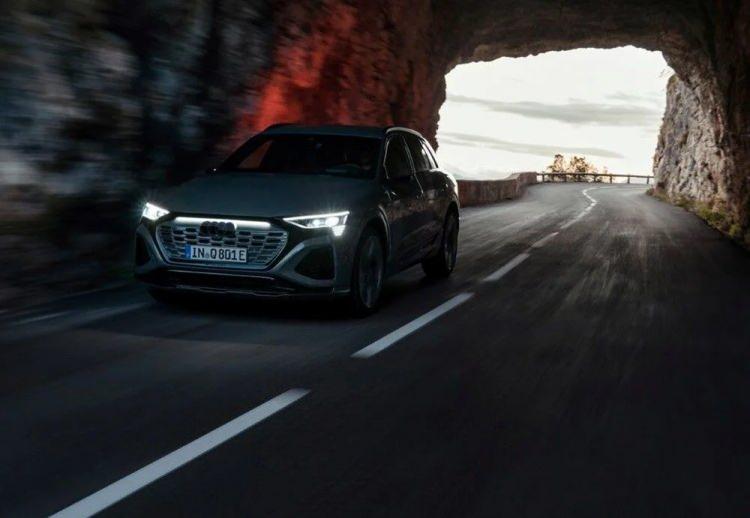 <p>S modellerinin menzili ise SUV için 494 km'ye ve Sportback için 513 km'ye kadar çıkıyor. İki versiyonun da en yüksek hızı 210 km/s ile sınırlı. </p>