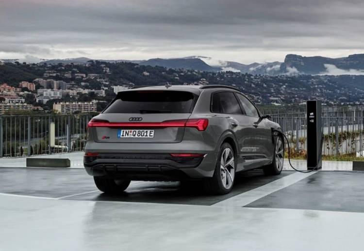 <p>Audi'nin 2023'te piyasaya sürmeye hazırlandığı yeni şarj hizmetiyle Avrupa genelinde 400 binden fazla istasyonda faturalandırma otomatik olarak gerçekleşecek. Uyumlu şarj istasyonlarında şarj kablosunu takarken araç şark noktasını aktif hale getiriyor. </p>