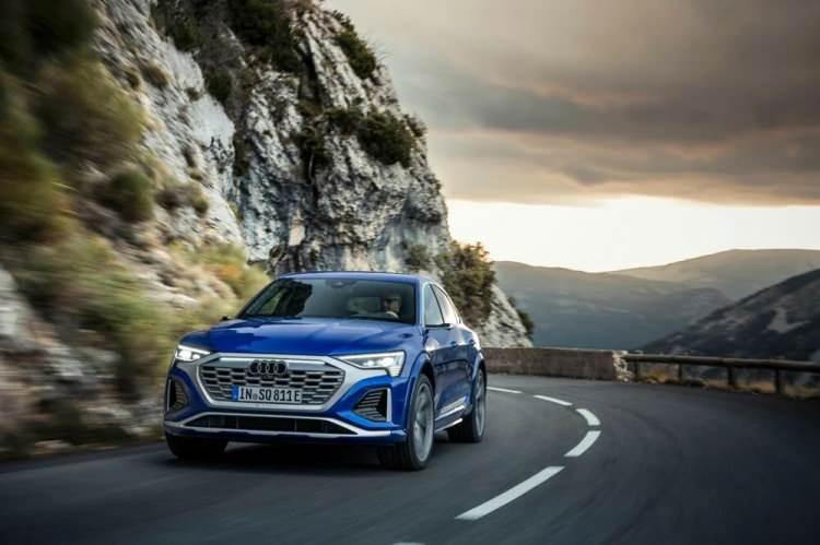 <p>İki elektrik motoruna sahip olan Audi Q8 55 e-tron ve Audi Q8 Sportback 55 e-tron 402 bg (300 kW) ve 664 Nm tork üretiyor. </p>
<p> </p>