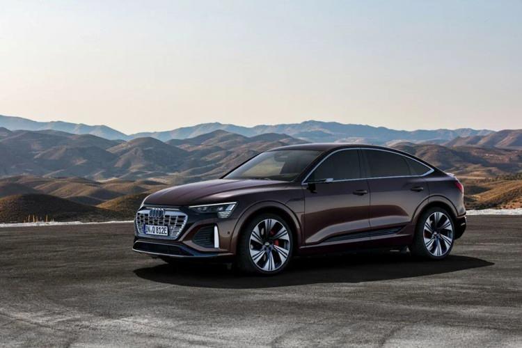 <p>Audi Q8 e-tron'da aerodinamik konusuna öncelik veren Audi burada da gelişme göstermiş. Q8 e-tron Sportback için sürtünme katsayısını 0.26'dan 0.24'e indiren Audi, Q8 e-tron modelinde 0.28'den 0.27'ye indirmiş.</p>