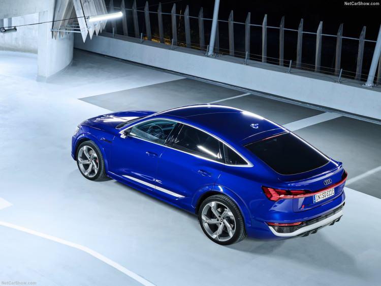 <p>İki motoruyla Audi Q8 50 e-tron ve Audi Q8 Sportback 50 e-tron Boost modunda 335 bg (250 kW) ve 664 Nm tork üretiyorlar. </p>
<p> </p>