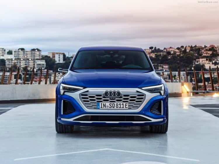 <p>Audi yeni modeline Q8 e-tron adını vererek markanın en üst sınıf elektrikli modeli olduğunu net şekilde ifade ediyor.</p>