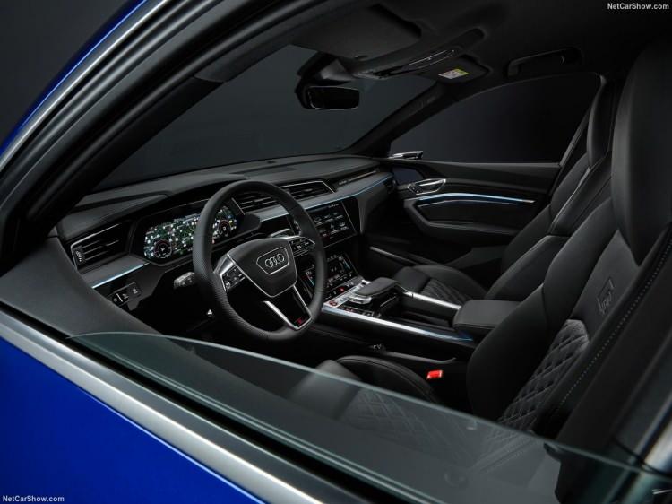 <p>Audi'nin elektrikli tasarım dilinin hakim olduğu Q8 e-tron ve Q8 Sportback e-tron , ilk bakışta tamamen elektrikli olduklarını belli ediyorlar.</p>
