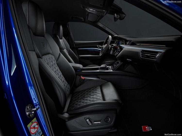<p>Audi, yaklaşık 4 yıl ömce tanıttığı elektrikli e-tron modelinden şimdiye kadar 150 bin adete yakın satış gerçekleştirdi.</p>
