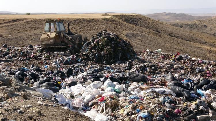 <p>Yozgat ve ilçelerde toplanan günlük 200 ton evsel atık, Yozgat İli Katı Atık Bertaraf Tesisleri Birliği’nde geri dönüşüme kazandırılarak elektrik enerjisine dönüştürülüyor. </p>
