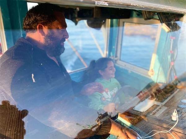 <p>Tekne, 24 saat içinde Giresun’un Piraziz ilçesinde batmış halde bulundu ve bunu sosyal medya sayesinde öğrendik. 100 tonluk vinç teknemizi çıkarttı ve çekiciyle Samsun’a getirdik" dedi.</p>