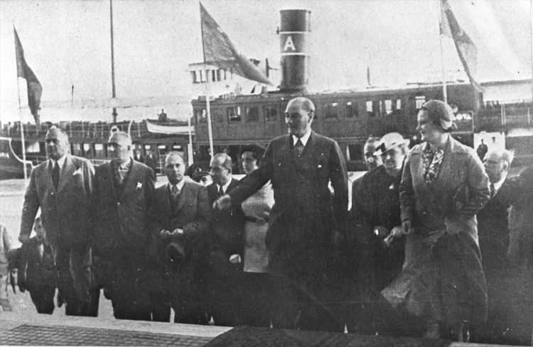 <p>Mustafa Kemal Atatürk, 9 Mart 1937'de Afet İnan (sağda) ve Makbule Atadan (sağ 2) ile Haydarpaşa Garı'nda.</p>