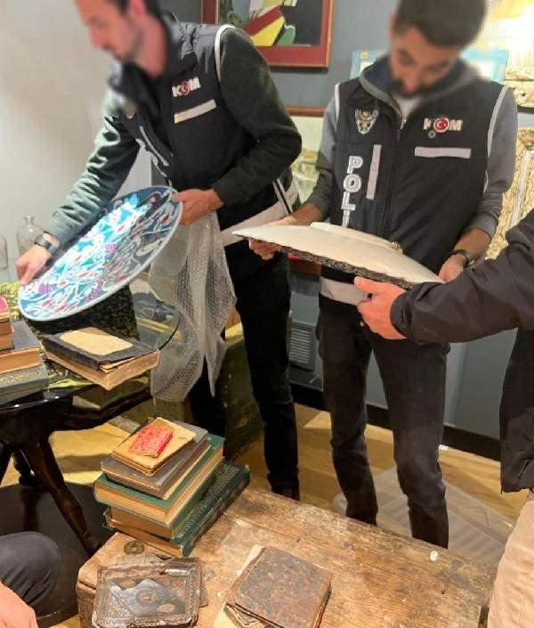 <p>Beşiktaş'ta bir iş yerine yapılan operasyonda, Sultan Abdülmecit tuğralı, bir vakfın koşullarını belirten belge anlamına gelen vakfiye ile birlikte, tarihi eser niteliğinde bin 638 parça halı ve kilim, takunya, sandık, sandık kapağı, seramik, ahşap obje ile 5 adet yabani hayvan derisi ele geçirildi. Eserlerin Osmanlı'nın farklı dönemlerine ait olduğu değerlendirilirken, operasyonda 1 kişi gözaltına alındı.</p>

