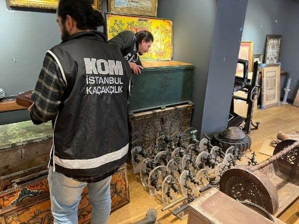 <p>İstanbul Kaçakçılık Suçlarıyla Mücadele Şube Müdürlüğü ekipleri, Beşiktaş'taki bir iş yerinde tarihi eserler olduğu yönünde ihbar aldı. </p>
