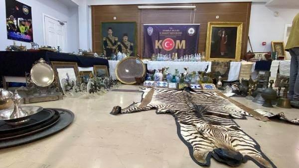 <p>88 musluk ve aksamları, 5 hristyian etkileri taşıyan ikonalar, 43 bakır ibrik ve sürahi, 24 metal tepsi, 8 çerçeveli hat levha,</p>
