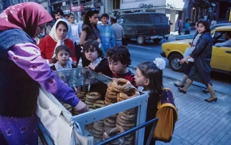 <p>İstiklal caddesi'nde sabah simiti satan teyze okula giden minik öğrenciler. İstanbul 1987</p>
<p> </p>