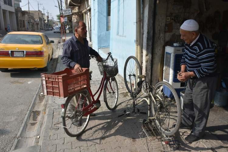 <p>Bu kadar uzun yıllardır mesleğini sürdürmesinin temelinde meslek aşkı olduğuna dikkat çeken Ali, "Zaten bir işi severek yapmadığın zaman başarılı olamazsın. Bu mesleği yapanların sayısı giderek azalıyor. Artık gençlerimize bu işi öğretmemiz gerekiyor." diye konuştu.</p>
<p> </p>
