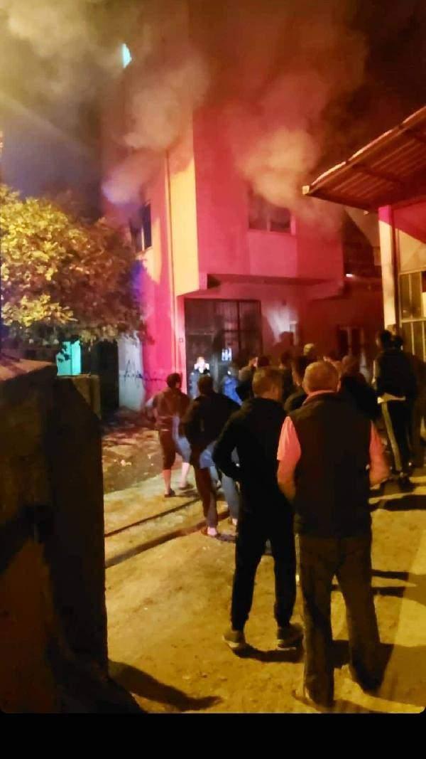 <p>Bursa'da dün gece 3 katlı bir apartmanın birinci katında çıkan yangın sonucu biri anne 8 çocuk yanarak hayatını kaybetti. 9 kişiye mezar olan o ev dron ile görüntülendi.</p>
