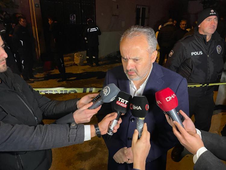 <p><strong>AKTAŞ: SOBADAN KAYNALI OLDUĞU DÜŞÜNÜLÜYOR</strong></p>
<p>Bursa Büyükşehir Belediye Başkanı Alinur Aktaş da, “ Başımız sağolsun. Gece yarısında yaşanan bir yangın. İlk kat işyeri. 4 katlı işyeri. Yangın ikinci katta olmuş ve vefatlar da orada. 9 kişilik bir aile. Bir anne ve 8 çocuk. Çocuklardan 6’sı anneye ait. Çocukların doğum tarihleri 2011 ve 2021 arasında. Savcılarımız incelemeyi yapacaklar. Sobadan kaynaklı olduğu düşünülüyor. Başımız sağolsun”diye konuştu.</p>
