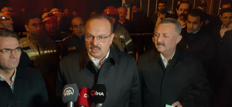 <p><strong>VALİ CANBOLAT: MAALESEF TABLO ÇOK ÜZÜCÜ</strong></p>
<p>Yangına ilişkin ilk bilgileri paylaşan Bursa Valisi Yakup Canbolat, "Acı bir olay yaşıyoruz. 4 katlı binanın ilk katında 23.52 gibi yangın olduğu anlaşılıyor. Maalesef tablo üzücü. 9 ceset var. 8'i çocuk 1'i anne. 6 tanesinin aileye ait, 2'sinin akraba olduğunu tespit ettik. Suriye kökenli insanımızı kaybettik. Üst katta oturan Suriye uyruklu bir aile de dumandan etkilenmiş, hastaneye kaldırıldı. Çocukların yaşı 3 ile 10 arasında. Ön tespitler sobadan kaynaklı olduğunu gösteriyor. Savcılarımız bölgeye intikal ediyor" açıklamasını yaptı.</p>