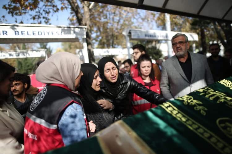 <p>Öğle namazına müteakip kılınan cenaze namazlarının ardından El Cesim ailesinin fertlerinin naaşları toprağa verilmek üzere Erdoğanköy Şehir Mezarlığı'na götürüldü.</p>
<p> </p>