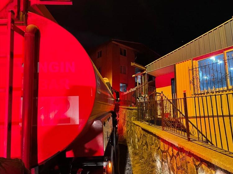 <p>Bursa'nın Yıldırım ilçesinde bir evde çıkan yangında 8 çocuk ile bir anne hayatını kaybetti.</p>

<p>Bursa Valisi Yakup Canbolat, Değirmenönü Mahallesi'nde geçici koruma kapsamında ikamet eden Suriyeli ailenin kaldığı evde çıkan yangınla ilgili yetkililerden bilgi aldı.</p>
