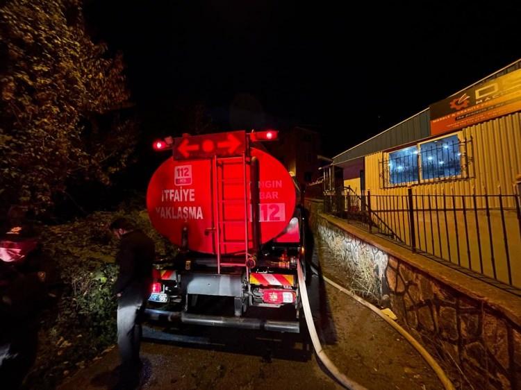 <p>Canbolat, daha sonra gazetecilere yaptığı açıklamada, acı bir olay yaşandığını söyledi. Dört katlı binanın dükkanların üstündeki ilk katında 23.52'de itfaiyeye yangın ihbarının geldiğini belirten Canbolat, şöyle devam etti:</p>

<p> </p>
