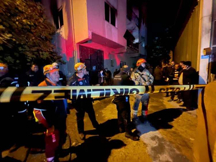 <p>"İtfaiye ekiplerimiz hemen bölgeye intikal ediyor ve yangını söndürmeye çalışıyor ama maalesef ki yangın söndürüldükten sonra içerideki tablo üzücü. Bizleri hakikaten üzdü. İçeride 9 ceset var. Bunların 8'i çocuk, biri anne. 8 çocuktan 6'sı buradaki aileye ait, ikisinin ise yeğenleri olduğunu tespit ettik. Baba dışarıda. Baba gelip yangına müdahale ederken dumandan etkileniyor. Daha sonra 112 ekiplerimiz onu devlet hastanesine kaldırmış. </p>
