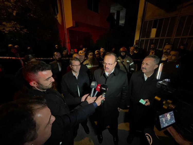 <p><strong>"Bina çok büyük bir yangına maruz kalmamış"</strong></p>

<p>Bölgeye gelerek yetkililerden bilgi alan Bursa Büyükşehir Belediye Başkanı Alinur Aktaş da gazetecilere yaptığı açıklamada, yangın nedeniyle büyük üzüntü duyduklarını belirtti.</p>
