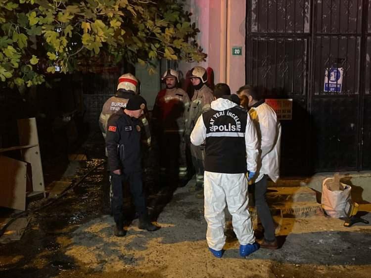 <p>"Savcılar birazdan içeride inceleme yapacaklar. Çocukların bir hareketi falan söz konusu değil. Çoğu yatar pozisyonda. Bunlar tabi hep tespitlerle ortaya çıkacak. Gaz sızıntısıyla beraber bir zehirlenmeyle... Çünkü baktığınızda bina çok büyük bir yangına maruz kalmamış. Bizim itfaiyeci arkadaşlarımız geldiklerinde ikinci kat tamamen ateş almış. </p>