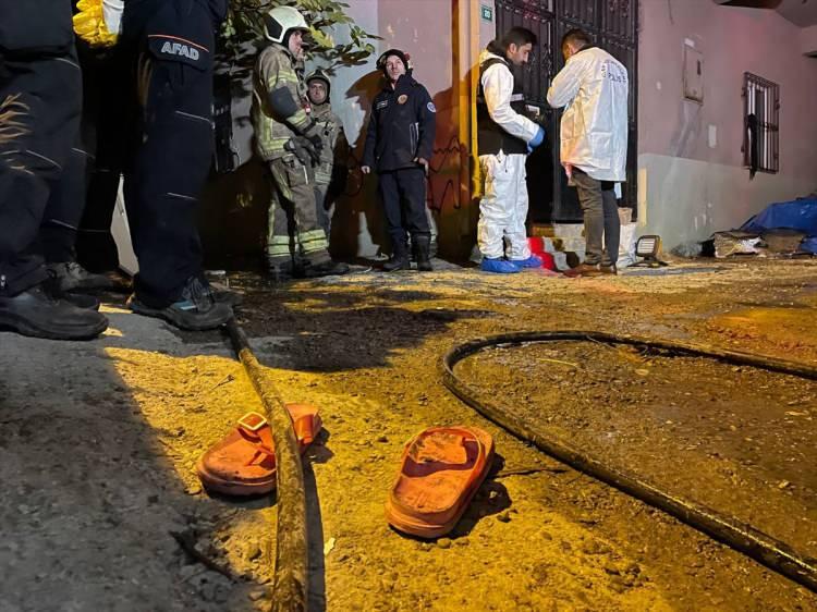 <p>Üçüncü katta mahsur kalan üç kişiyi arkadaşlar merdivenli araçla kurtarmışlar. Maalesef çok küçük sabiler 1 yaş ile 11 yaş arasında 8 çocuk ve bir de 1991 doğumlu Amine isminde anne vefat etmiş. Allah rahmet eylesin. Çok büyük bir acı. Tarifi gerçekten mümkün değil. Şu an Sayın Valimiz, Emniyet Müdürümüz, bütün yetkili arkadaşlarımız burada. </p>
