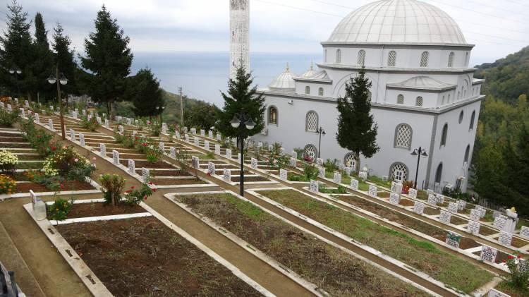 <p>Trabzon'da yaşamını sürdüren emekli öğretmen Neşat Köse, öğretmenlik yıllarında gidip gördüğü Çanakkale Şehitliği'nin yapısından etkilenerek, Akçaabat'taki köyüne Çanakkale Şehitliği'ne benzer tek tip mezar yaptı.</p>
