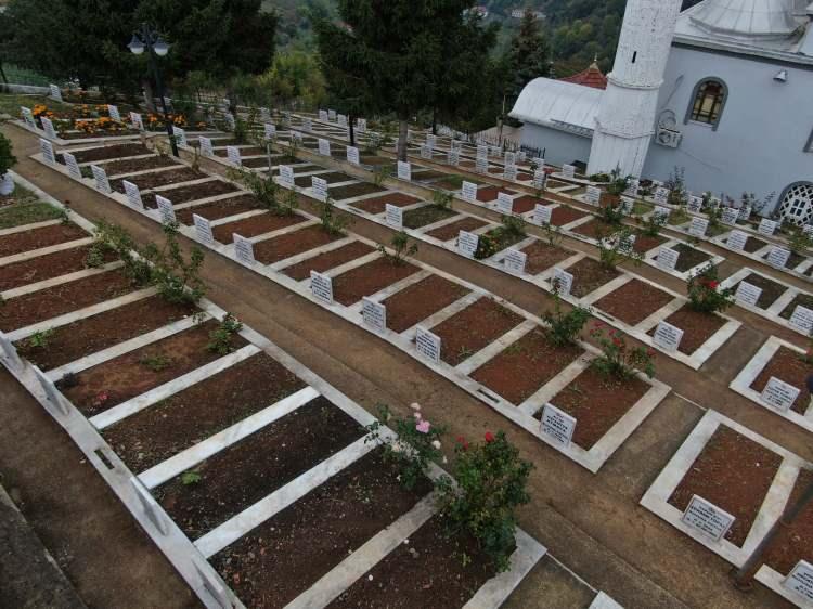 <p><strong>'SADECE KENDİ BÖLGEMİZİN İNSANI BURAYA DEFNEDİLİYOR'</strong></p>
<p> </p>
<p>Mezar taşlarının tek tip olduğuna dikkat çeken Köse, “Mezarlığımızı gelip gören belediye yetkililerinden olsun dışardan gelenler olsun nasıl yapıldı diye sorup bilgiler alıyorlar. Bazı mahallelerden gelip 'Bize de yardımcı olabilir misin' diye taleplerde bulunan oldu, biz de kendilerini gösterdik. Dışardan sadece kendi bölgemizin insanı buraya defin oluyor. Bu bölgede doğanların bu semtlerde doğanların defin olabileceği bir yer. Burası dedelerimizin vakfı herhangi bir ücreti yok. Mezarlıklarımız tek başlıklı. İnşallah görenlere örnek olur, neslimize manevi değerlerimize bir katkısı olarak düşündük ve yaptık. Allah nasip etti becerdik. Komşularımızın desteği ile sonuçlandırmış olduk” diye konuştu.</p>