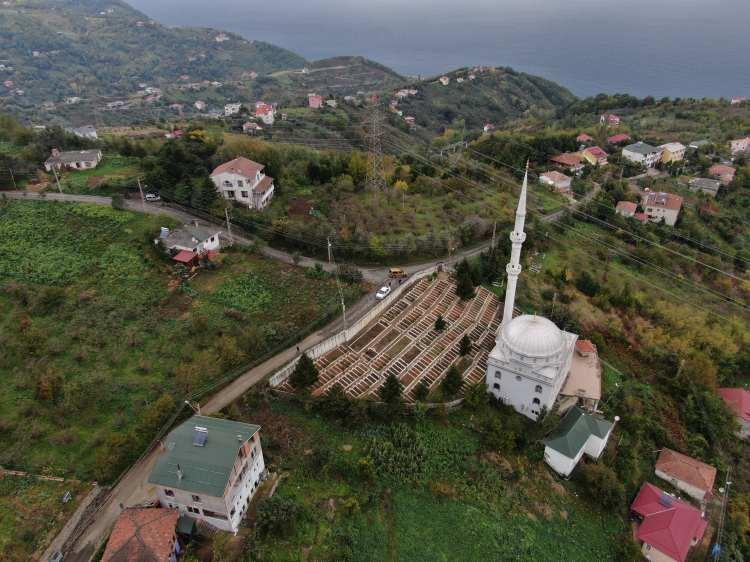<p>Tek tip mezar taşının da hayata geçirildiği mahalle mezarlığı görenlerin ilgisini çekiyor. </p>
