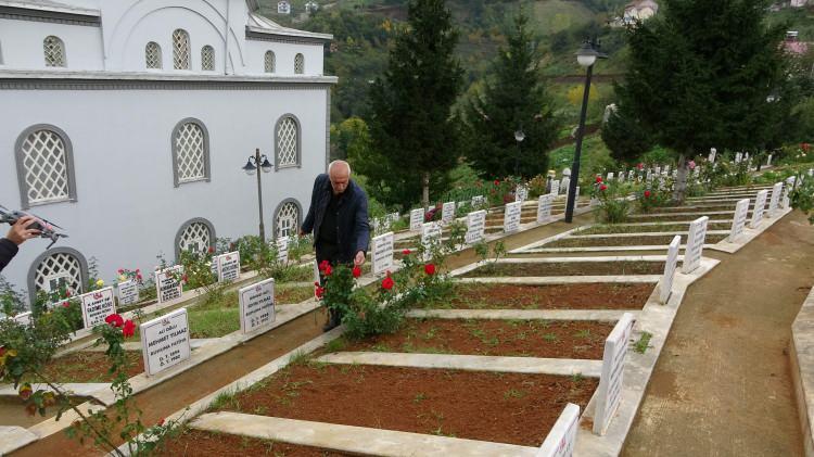 <p><strong>KÖYÜNDEKİ MEZARLIĞI ÇANAKKALE ŞEHİTLİĞİ'NE BENZETTİ</strong></p>
<p> </p>
<p> Mezarlığı mahalle sakinlerinin imkanları ile yaptıklarını vurgulayan mahalle sakinlerinden Osman Saraç da </p>