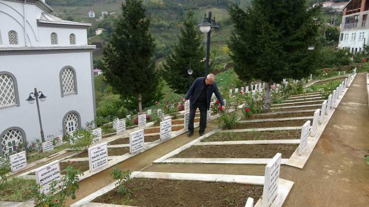 <p><strong>'HER CENAZEYE GELEN MUTLAKA NASIL YAPILDIĞINI SORUYOR'</strong></p>
<p> </p>
<p>Mahalle sakinlerinden Hüseyin Cömert ve Yılmaz Demirci ise “Mahallenin katkısıyla kendi imkânlarımızla bu hale getirdik. Çanakkale Şehitliği'ne benziyor, oraları andırıyor. Çanakkale’deki şehitliğe gittim gördüm burası da aynısı gibi.</p>