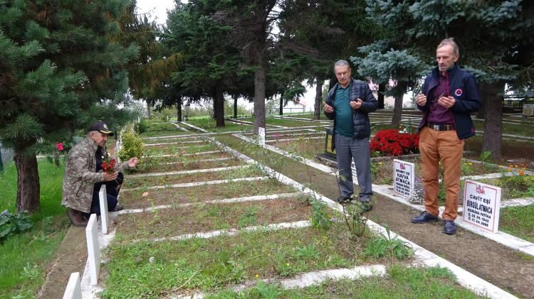 <p><strong>Bu düzeni yerleştirmemiz lazımdı. Zor da olsa ikna oldular, o düzeni sağladık bu düzeni sağladığım zaman 130 mezar yeri çıkmıştı. Şu anda 100 civarında boş yerimiz var. Aşağı kısımda okulun bulunduğu yerde de bu düzenlemeyi yaptım. Orada da 430 civarında mezar yerimiz var. Bunu görenler, çevreden, dışarıdan gelenler 'Bu nasıl oldu' demeye başladılar. Önce bunun krokisini çizdim. Vatandaşa mezar yerlerinde oynama kayma yapmayacağımızı ikna ettim. Nitekim gördüler kenarlardan ölçüler alarak hem mezarın yerini mesafelerini tespit ettim. Eskiden yerleşmiş hiçbir mezarın yerini kaldırmadık. Hepsinin tek tek yerlerini başlıklarıyla yazdık krokisini hazırladık” </strong>şeklinde konuştu.</p>