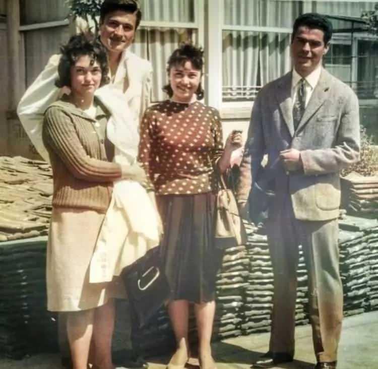 <p>Türk sinema oyuncusu Cüneyt Arkın ve arkadaşları tıp fakültesinde. Eskişehir 1958</p>
<p> </p>