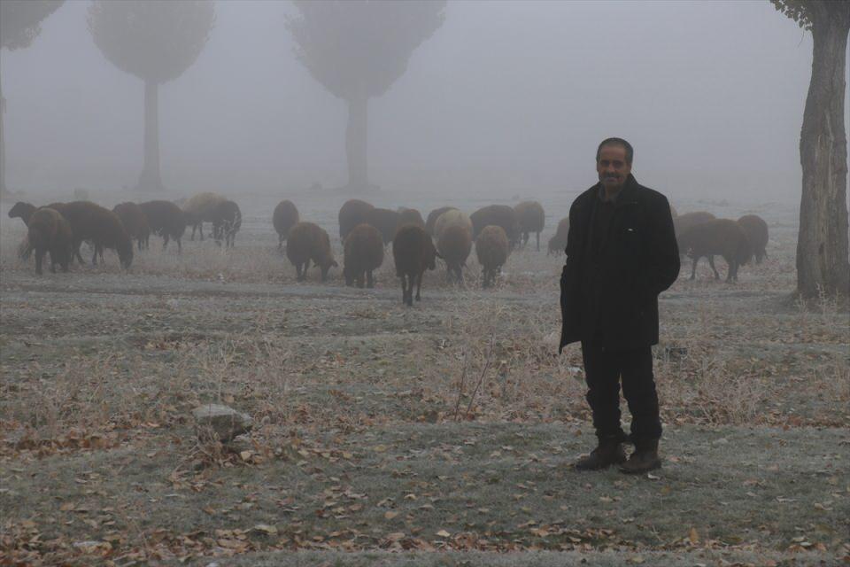 <p>Salih Maral da sonbaharı yaşamadan kışa geçtiklerini ve montsuz dışarıya çıkamadıklarını dile getirdi.</p>
<p></p>