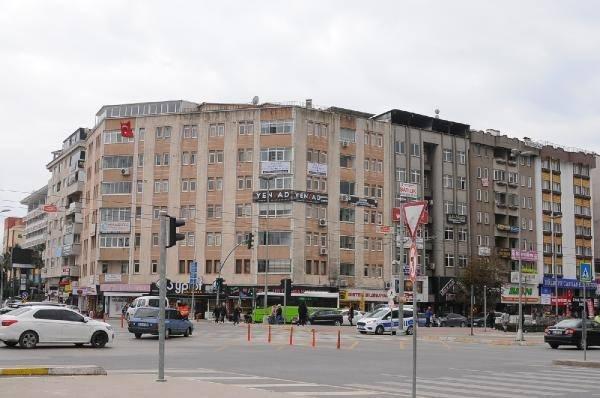 <p>Buradaki en önemli nokta, ev sahipleri ya da emlakçılar kiralama yaparken alt kiralama yetkisini vermemesi lazım. Aksi takdirde kiracılar kötü niyetli olarak ev ve iş yerlerini üçüncü kişilere daha yüksek kiralama bedeliyle kiraya verip aradaki farkı kendileri alıp kar elde etmiş oluyorlar. </p>