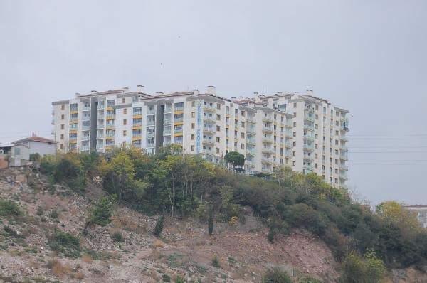 <p>Aksi halde bu aykırılık giderilmezse sözleşme feshedilebilir. Alt kira yasağına aykırılık halinde herhangi bir cezai yaptırım bulunmamaktadır. Daha basit bir şekilde söyleyecek olursak bu durumda herhangi bir hapis cezası bulunmamaktadır. </p>
